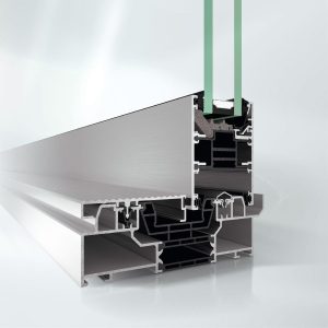 Presjek aluminijskog okvira prozora s dvostrukim ostakljenjem koji prikazuje unutarnju strukturu i izolacijske elemente.