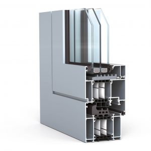 Presjek aluminijskog okvira prozora s trostrukim ostakljenjem koji prikazuje unutarnju strukturu i slojeve izolacije.