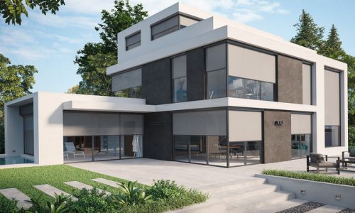 Moderna dvoetažna kuća s velikim prozorima, minimalističkim dizajnom, ravnim krovom i terasom, okružena travom i drvećem.