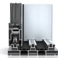 Presječni prikaz aluminijskog okvira kliznih vrata s vidljivom izolacijom, vodilicama i staklenim panelima.